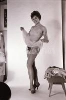 cca 1974 Mini volt a divat, szolidan erotikus felvételek, 5 db vintage fotó + 4 db vintage negatív, ...