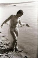 cca 1972 Pörgős szoknya és miegymás, szolidan erotikus felvételek, 5 db vintage fotó + 5 db vintage ...