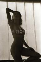 cca 1980 Alkalmi műtermek, alkalmi lehetőségek, szolidan erotikus felvételek, 36 db vintage negatív, 24x36 mm