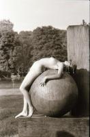 cca 1978 Többen voltak több helyszínen, szolidan erotikus felvételek, 34 db vintage negatív, 24x36 m...