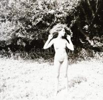 1986 Találkozás Őzikével az erdőben, szolidan erotikus felvételek, 13 db vintage negatív Menesdorfer Lajos (1941-2005) budapesti fotóművész hagyatékából, 6x6 cm