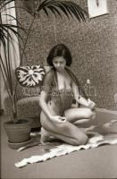 cca 1976 Lakótelepi kanapék, fotelek és szőnyegek, ha mesélni tudnának, szolidan erotikus felvételek...