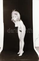 cca 1969 Szolidan erotikus felvételek a ,,csinibaba" korszakból, 4 db vintage fotó + 5 db vinta...