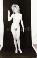 cca 1969 Szolidan erotikus felvételek a ,,csinibaba" korszakból, 4 db vintage fotó + 5 db vinta...