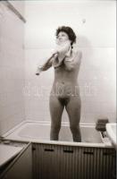 cca 1979 Meztelen és fesztelen modellek, szolidan erotikus felvételek, 35 db vintage negatív, 24x36 ...