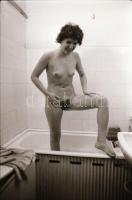 cca 1979 Meztelen és fesztelen modellek, szolidan erotikus felvételek, 35 db vintage negatív, 24x36 ...