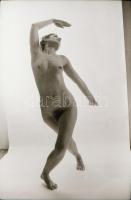 cca 1972 Tévé torna után szabadon, szolidan erotikus vintage fotó + 5 db negatív, a pozitív és negat...