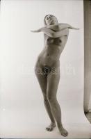 cca 1972 Tévé torna után szabadon, szolidan erotikus vintage fotó + 5 db negatív, a pozitív és negat...