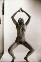 cca 1972 Tévé torna után szabadon, szolidan erotikus vintage fotó + 5 db negatív, a pozitív és negat...