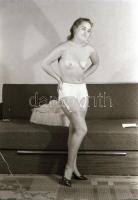 cca 1977 A ruhájából kicsomagolt lány esete, szolidan erotikus felvételek, 33 db vintage negatív, 24...