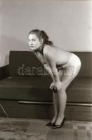 cca 1977 A ruhájából kicsomagolt lány esete, szolidan erotikus felvételek, 33 db vintage negatív, 24...