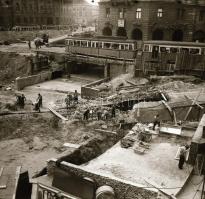 cca 1980 Budapest, Baross téri aluljáró felüljáró építésének idején készült felvételek, 20 db szabad...