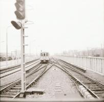 cca 1980 Budapest, a metró Fehér úti, Pillangó utcai megállói és a mozgólépcsőknél egyenruhás segítő hölgy, 24 db szabadon felhasználható, vintage negatív, 6x6 cm