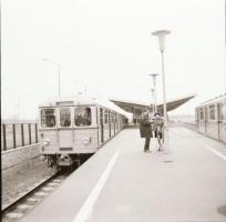 cca 1980 Budapest, a metró Fehér úti, Pillangó utcai megállói és a mozgólépcsőknél egyenruhás segítő...