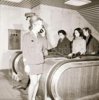 cca 1980 Budapest, a metró Fehér úti, Pillangó utcai megállói és a mozgólépcsőknél egyenruhás segítő...