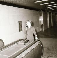 cca 1980 Budapest, a metró Fehér úti, Pillangó utcai megállói és a mozgólépcsőknél egyenruhás segítő...
