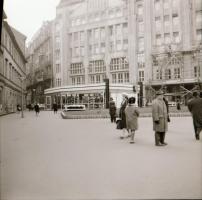 cca 1980 Budapest, Deák téri felvételek, 12 db szabadon felhasználható, vintage negatív, 6x6 cm