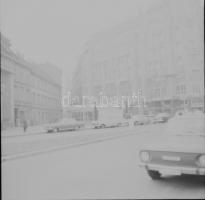 cca 1980 Budapest, Deák téri felvételek, 12 db szabadon felhasználható, vintage negatív, 6x6 cm