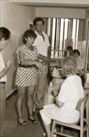 1983. július 29. Budapest, véradás a Metró Vállalatnál, 35 db szabadon felhasználható, vintage negat...