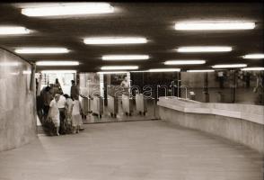 1982. augusztus 13., Budapest, a Határ úti, Nagyvárad téri és Arany J. utcai metróállomások bemutatása, 34 db szabadon felhasználható, vintage negatív, 24x36 mm