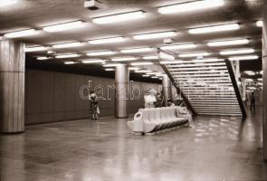 1982. augusztus 13., Budapest, a Határ úti, Nagyvárad téri és Arany J. utcai metróállomások bemutatá...