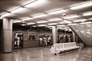 1982. augusztus 13., Budapest, a Határ úti, Nagyvárad téri és Arany J. utcai metróállomások bemutatá...