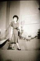 cca 1948 Budapesti divatbemutató, Rózsa György (?-?) budapesti fotóriporter hagyatékából 34 db szabadon felhasználható, vintage negatív, 24x36 mm