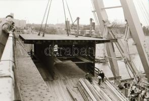 1981. május 12. Budapest, Árpád híd egyik elemének beemelése és a Petőfi híd pesti oldalának átépítése, 38 db szabadon felhasználható, vintage negatív, 24x36 mm