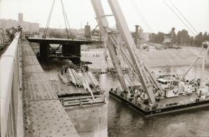 1981. május 12. Budapest, Árpád híd egyik elemének beemelése és a Petőfi híd pesti oldalának átépíté...