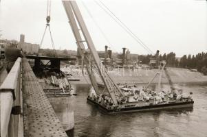 1981. május 12. Budapest, Árpád híd egyik elemének beemelése és a Petőfi híd pesti oldalának átépíté...