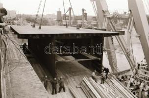 1981. május 12. Budapest, Árpád híd egyik elemének beemelése és a Petőfi híd pesti oldalának átépíté...