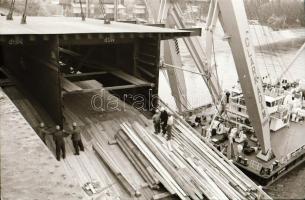 1981. május 12. Budapest, Árpád híd egyik elemének beemelése és a Petőfi híd pesti oldalának átépíté...