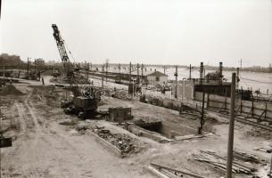 1981. május 12. Budapest, Árpád híd egyik elemének beemelése és a Petőfi híd pesti oldalának átépíté...