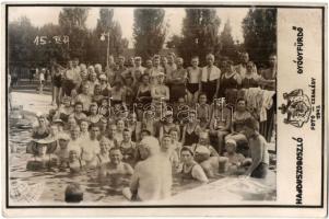 1942 Hajdúszoboszló, Gyógyfürdő, fürdőzők csoportképe, Foto Czeglédy, photo (kopott sarkak / worn corners)