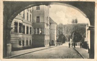 Besztercebánya, Banská Bystrica; Nemzeti utca az kapuból / Narodná ulica / street view from the gate (EK)