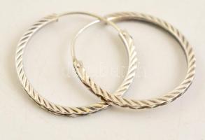 Ezüst(Ag) bordázott karikafülbevaló pár, d: 2,5 cm, nettó: 1,6 g