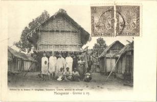 Madagascar, Grenier a riz / Rice granary, folklore. Edition P. Ghigiasso, TCV card (EK)