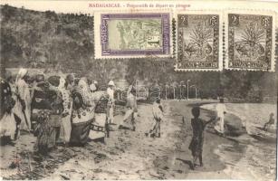 Madagascar, Preparatifs de départ en pirogue / Preparations for departure by canoe, folklore. TCV card