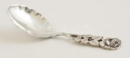 Ezüst(Ag) rózsás nyelű fűszerkanál, jelzett, h: 9,3 cm, nettó: 13,6 g