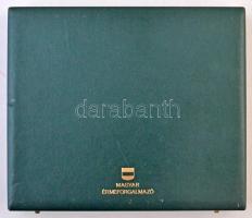 "Magyar Érmeforgalmazó" érmetartó kivehető tálcával, összesen 24 férőhellyel. Használt, de...