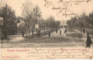 Budapest XVI. Mátyásföld, Bejárat a vasútról (Imre utca), vendéglő, étterem, háttérben a Mátyás király szálloda (vágott / cut)