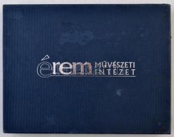 Az Éremművészeti Intézet éremtartó kazettája 1 kivehető tálcával, összesen 24 férőhellyel használt á...