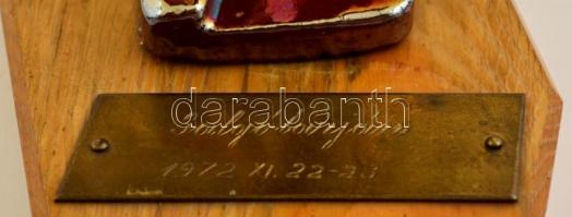 1972 Munkásőr, irizáló mázas fém szobor, fa talppal, felirattal, m: 24,5 cm