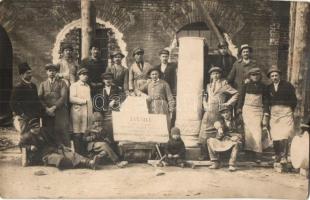 1926 Kolozsvár, Cluj; J. Végh, Sculptor de piatra, Ridicarea bisericii catedrala lucrarea de pietrari / A kolozsvári katedrális templom munkálatai 1926-ban, Végh J. kőműves és munkásai / Cathedral church under construction, stonemasons, workers. photo (EK)