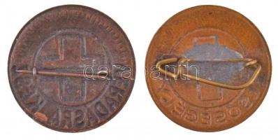 2db Vöröskereszt jelvény: "Véradásra kész" zománcozott fém jelvény (22mm) + "Elsősegé...