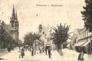 Komárom, Komárno; Nádor utca, Szentháromság szobor, Löwinger és Neu üzlete / street view, monument, shops (Rb)