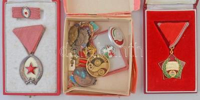 Vegyes magyar szocialista jelvény és kitüntetés tétel, közte "Munka Érdemrend ezüst fokozat", "Kiváló Kamarai Munkáért" legtöbb tokban T:2