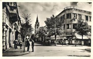 1942 Komárom, Komárnó; Nádor utca, Első Magyar Általános Biztosító Társaság Főügynöksége, Unió, kávéház, Cikta üzlet / street view with shops, insurance company, cafe