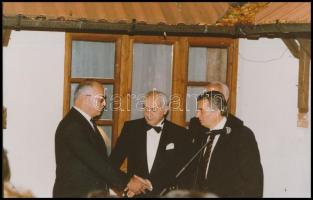 1991 Antall József miniszterelnök gratulál Osváth György (1931-2017) közgazdász, jogász, politikus születésnapján. Eredeti fotó saját kezű feljegyéssel 19x12 cm