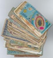 Vegyes: 62db-os külföldi papírpénz tétel, nagyrészt román bankjegyek T:IV-V
Mixed: 62pcs of foreign...